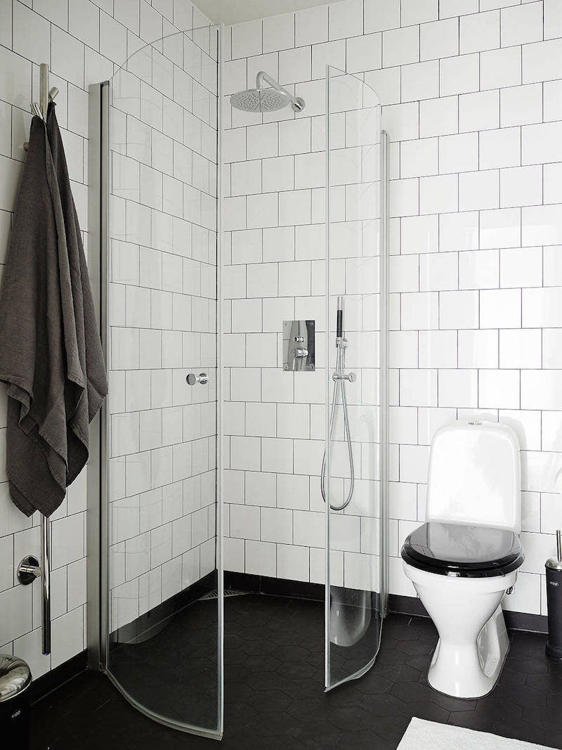 elegantti-mustavalkoinen-sisustus-kylpyhuone-valkoinen-laatta
