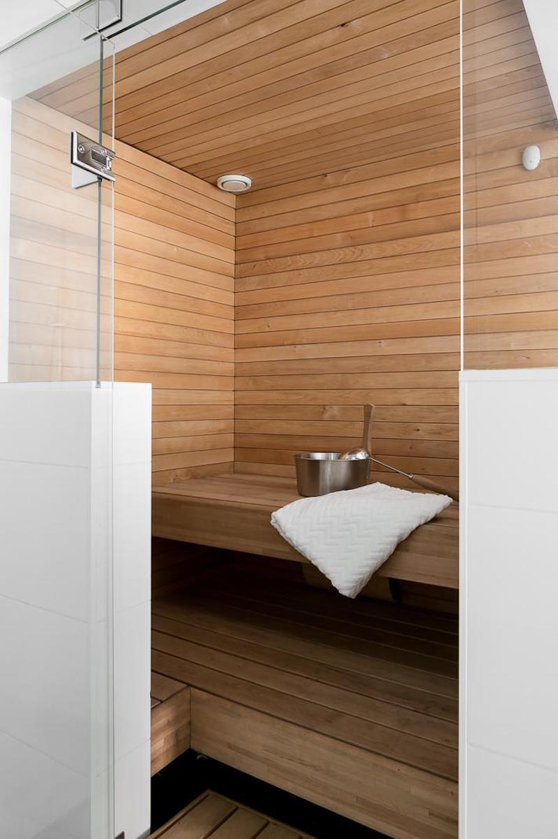 mustavalkoista-kontrastia-puuta-sauna